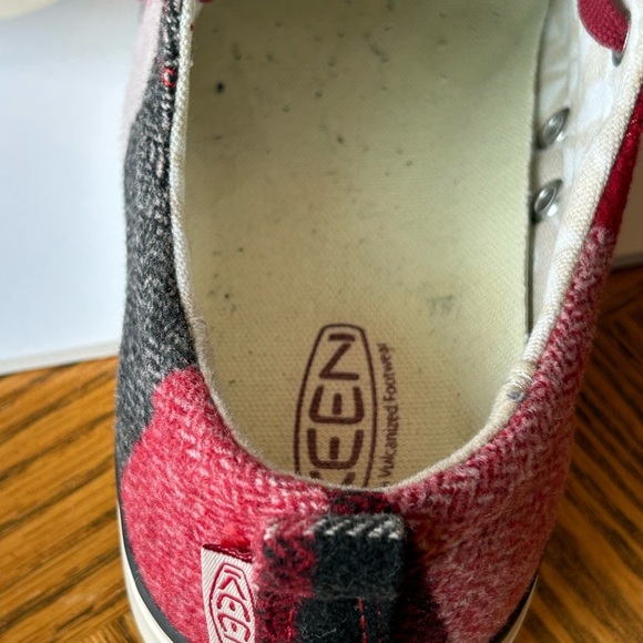 Keen 100% Vulcanized Footwear Women's Red and Black Plaid Sneakers Size 7 - Picture 5 of 10